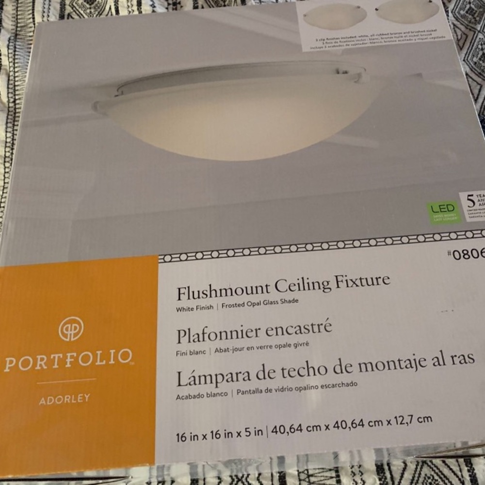 Flush mount ceiling fixture